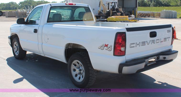 image for item H6623 2006 Chevrolet Silverado 1500 pickup truck