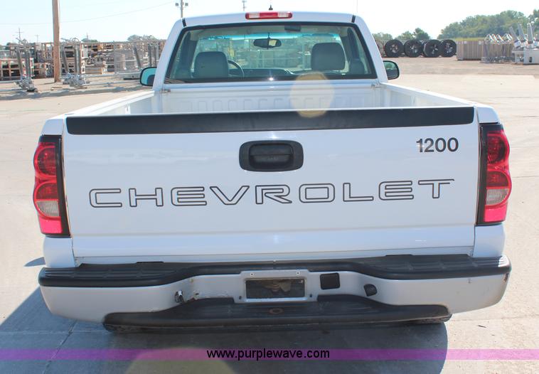image for item H6623 2006 Chevrolet Silverado 1500 pickup truck