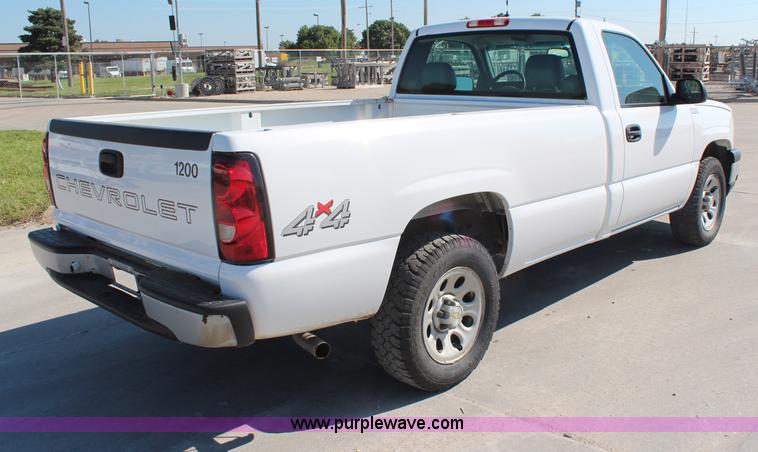 image for item H6623 2006 Chevrolet Silverado 1500 pickup truck