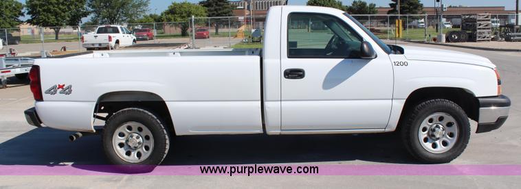 image for item H6623 2006 Chevrolet Silverado 1500 pickup truck