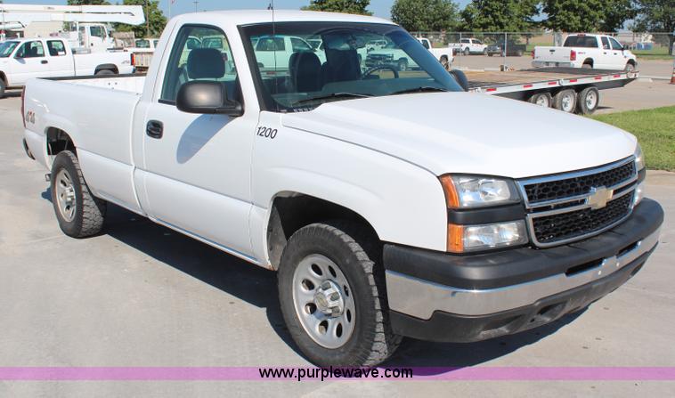 image for item H6623 2006 Chevrolet Silverado 1500 pickup truck
