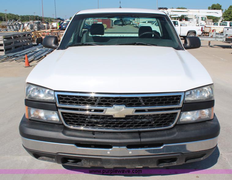 image for item H6623 2006 Chevrolet Silverado 1500 pickup truck