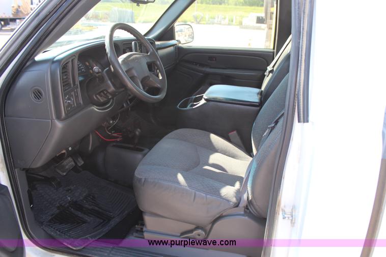 image for item H6623 2006 Chevrolet Silverado 1500 pickup truck