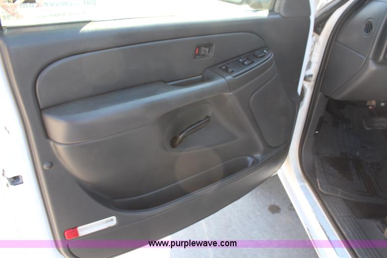 image for item H6623 2006 Chevrolet Silverado 1500 pickup truck