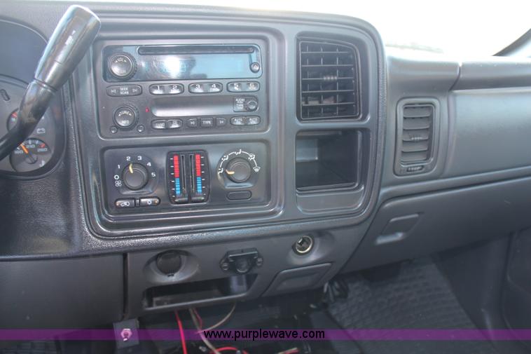 image for item H6623 2006 Chevrolet Silverado 1500 pickup truck