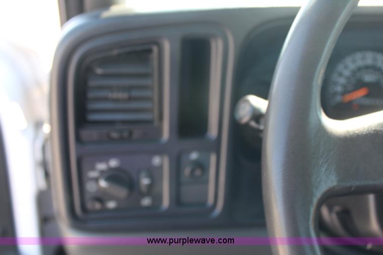 image for item H6623 2006 Chevrolet Silverado 1500 pickup truck