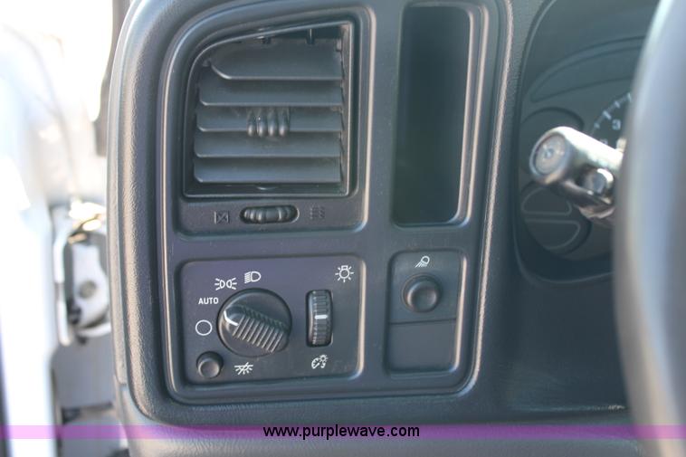 image for item H6623 2006 Chevrolet Silverado 1500 pickup truck