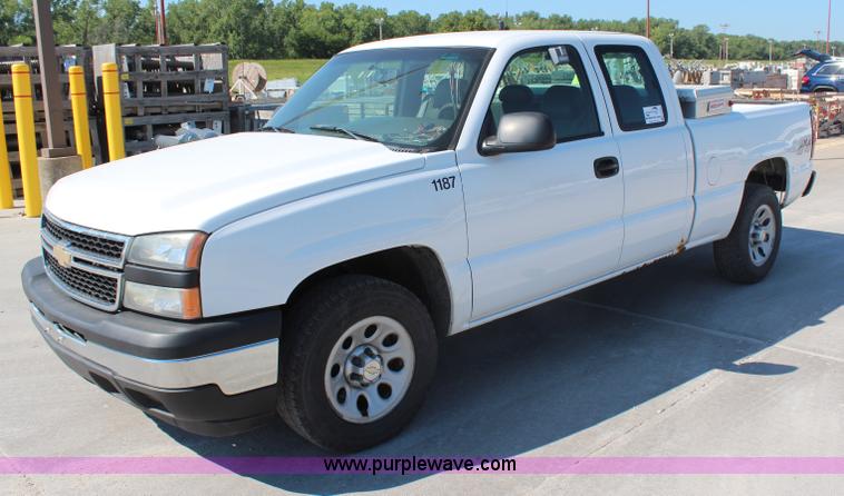 image for item H6624 2006 Chevrolet Silverado 1500 Ext. Cab pickup truck