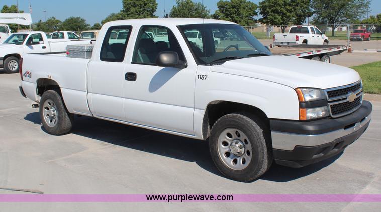 image for item H6624 2006 Chevrolet Silverado 1500 Ext. Cab pickup truck
