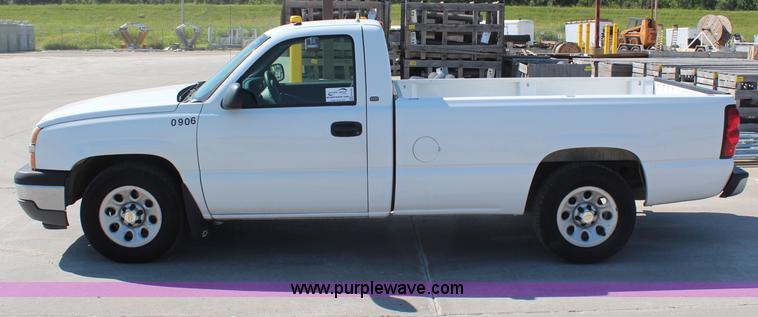 image for item H6625 2005 Chevrolet Silverado 1500HD pickup truck