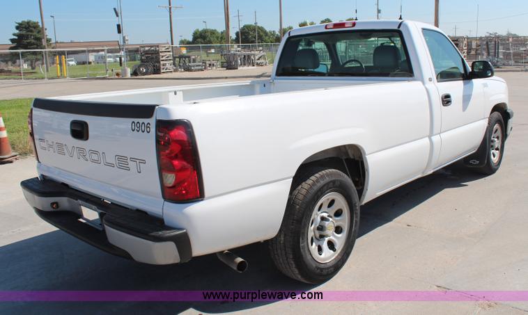 image for item H6625 2005 Chevrolet Silverado 1500HD pickup truck