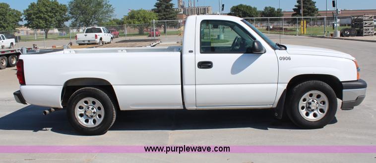 image for item H6625 2005 Chevrolet Silverado 1500HD pickup truck