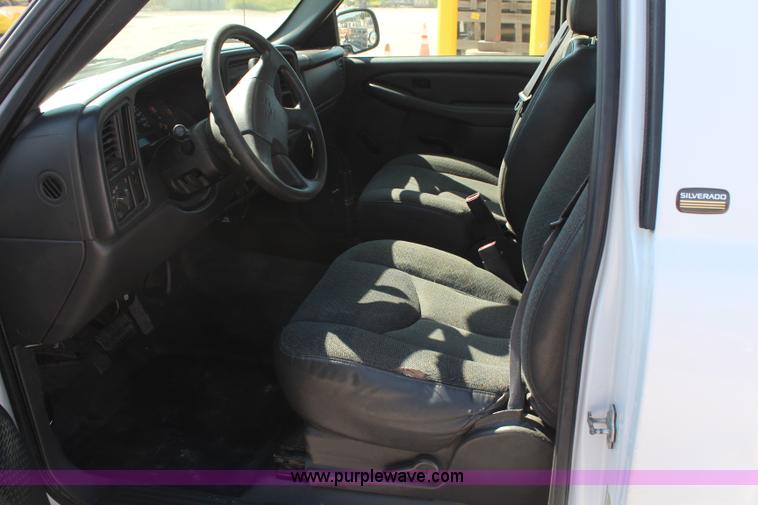 image for item H6625 2005 Chevrolet Silverado 1500HD pickup truck