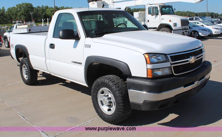 image for item H6627 2006 Chevrolet Silverado 2500HD pickup truck