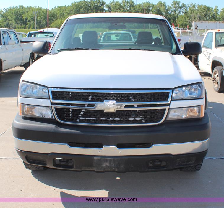 image for item H6627 2006 Chevrolet Silverado 2500HD pickup truck