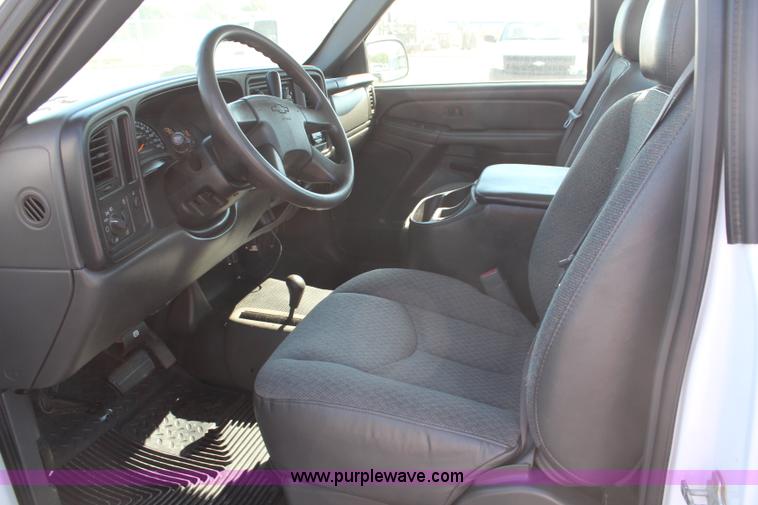 image for item H6627 2006 Chevrolet Silverado 2500HD pickup truck