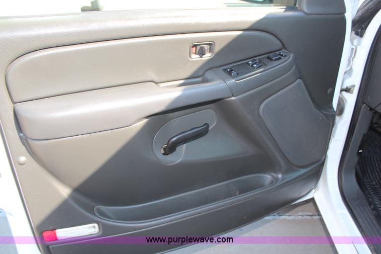 image for item H6627 2006 Chevrolet Silverado 2500HD pickup truck