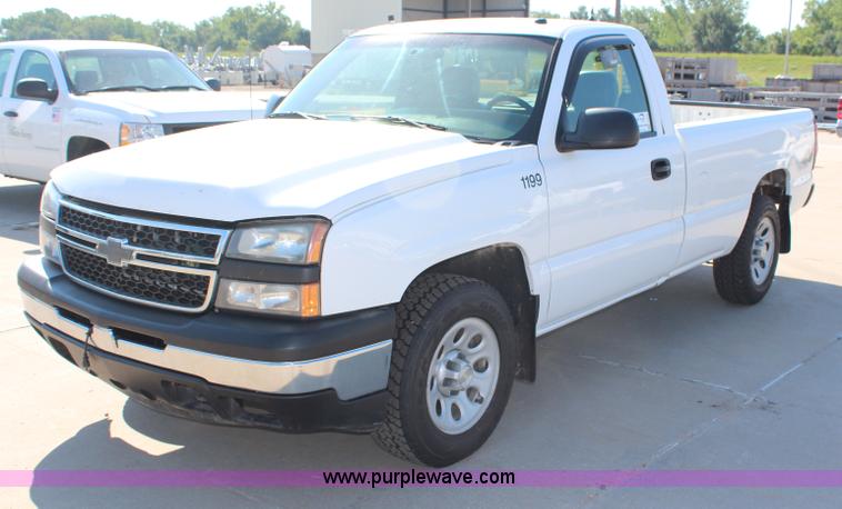 image for item H6630 2006 Chevrolet Silverado 1500 pickup truck