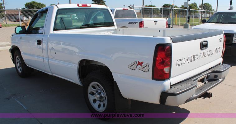image for item H6630 2006 Chevrolet Silverado 1500 pickup truck