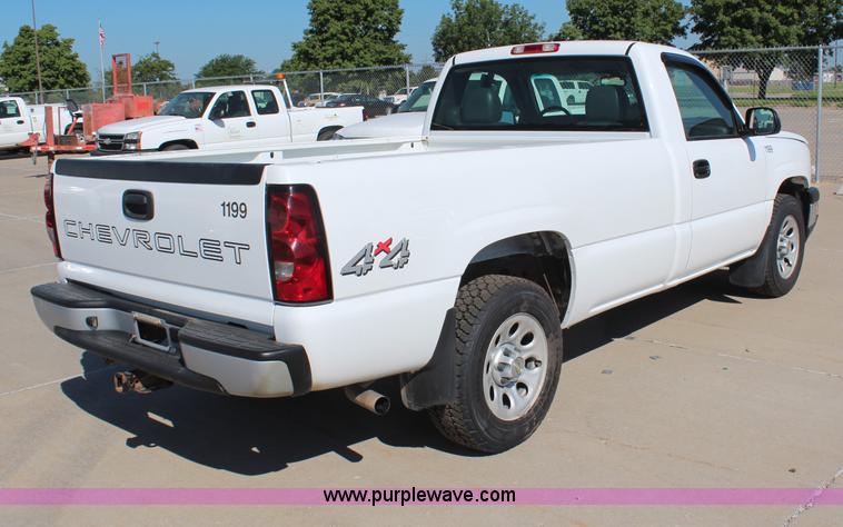 image for item H6630 2006 Chevrolet Silverado 1500 pickup truck