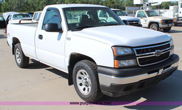 image for item H6630 2006 Chevrolet Silverado 1500 pickup truck