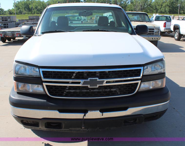 image for item H6630 2006 Chevrolet Silverado 1500 pickup truck