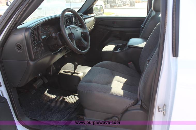 image for item H6630 2006 Chevrolet Silverado 1500 pickup truck