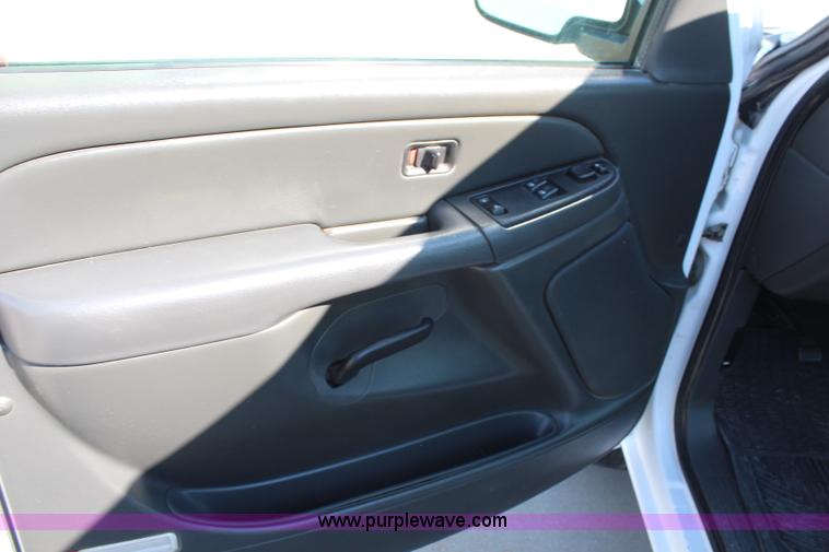 image for item H6630 2006 Chevrolet Silverado 1500 pickup truck