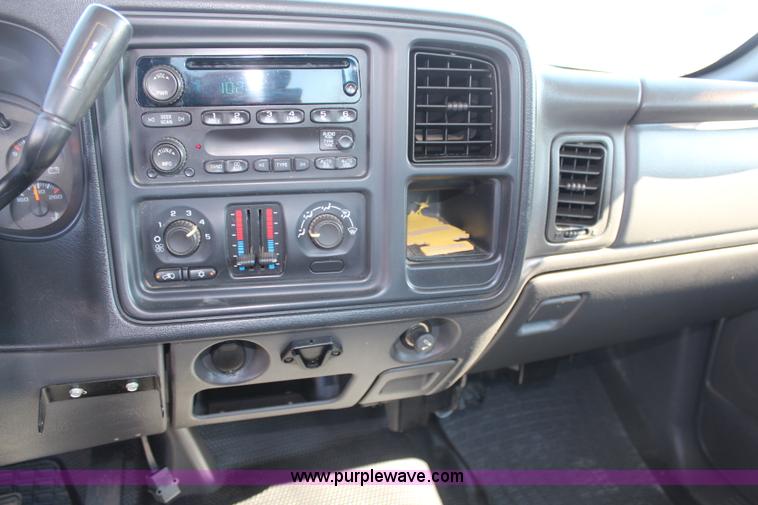 image for item H6630 2006 Chevrolet Silverado 1500 pickup truck