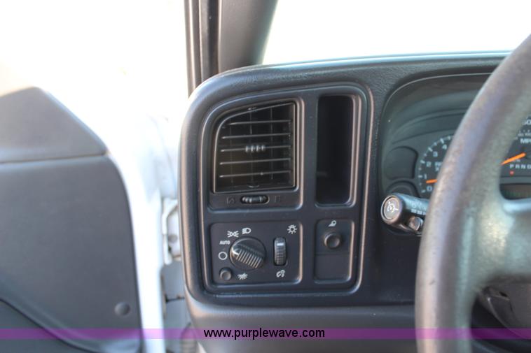 image for item H6630 2006 Chevrolet Silverado 1500 pickup truck