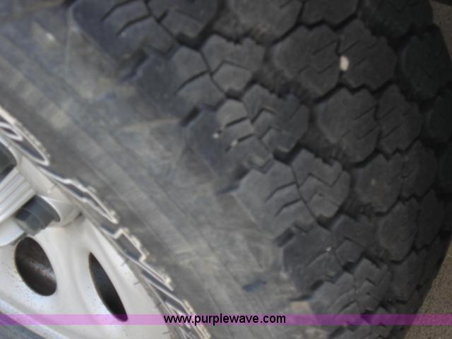 image for item H6630 2006 Chevrolet Silverado 1500 pickup truck