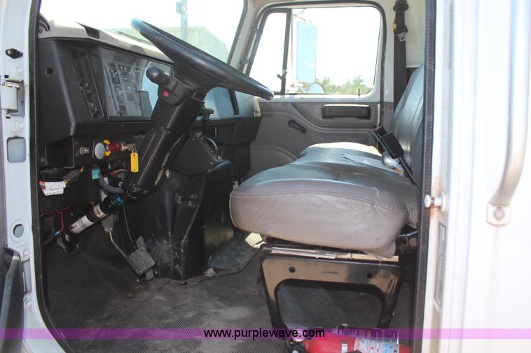 image for item H6631 2001 International 4700 box truck