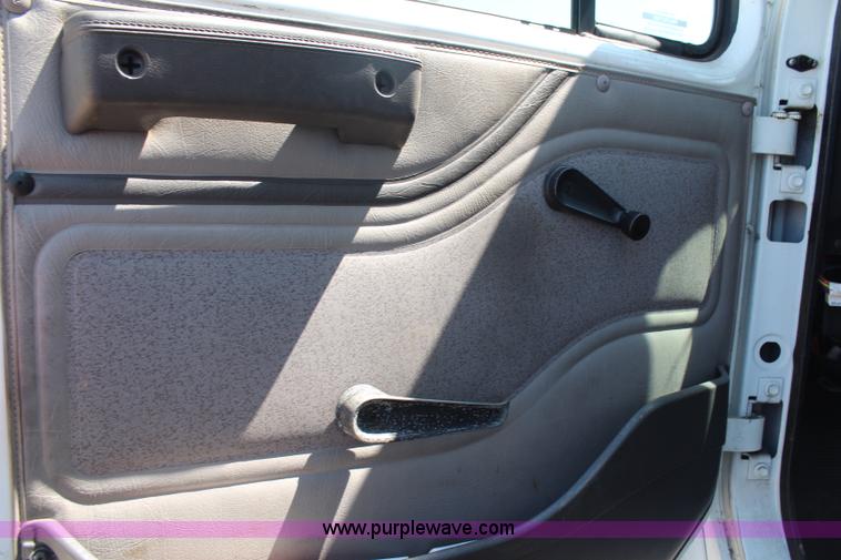 image for item H6631 2001 International 4700 box truck