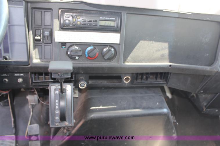 image for item H6631 2001 International 4700 box truck