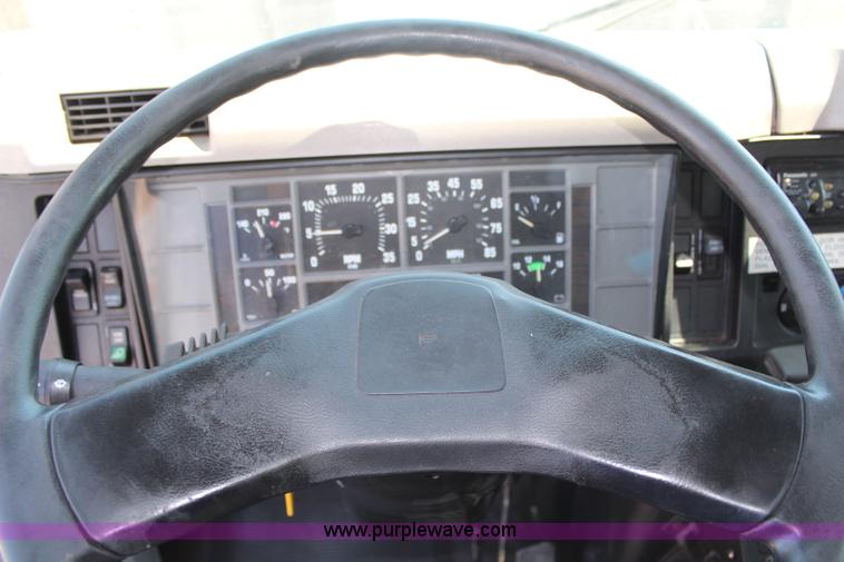 image for item H6631 2001 International 4700 box truck