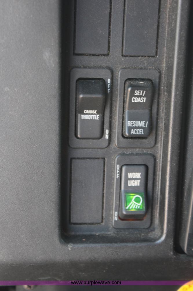 image for item H6631 2001 International 4700 box truck