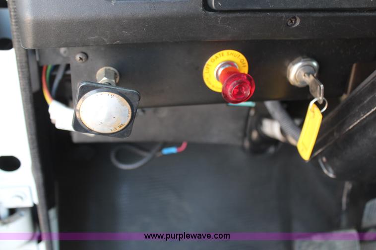 image for item H6631 2001 International 4700 box truck