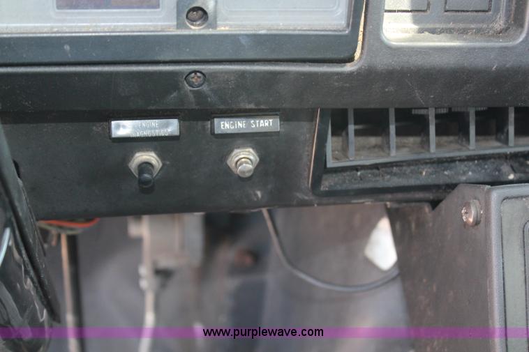 image for item H6631 2001 International 4700 box truck