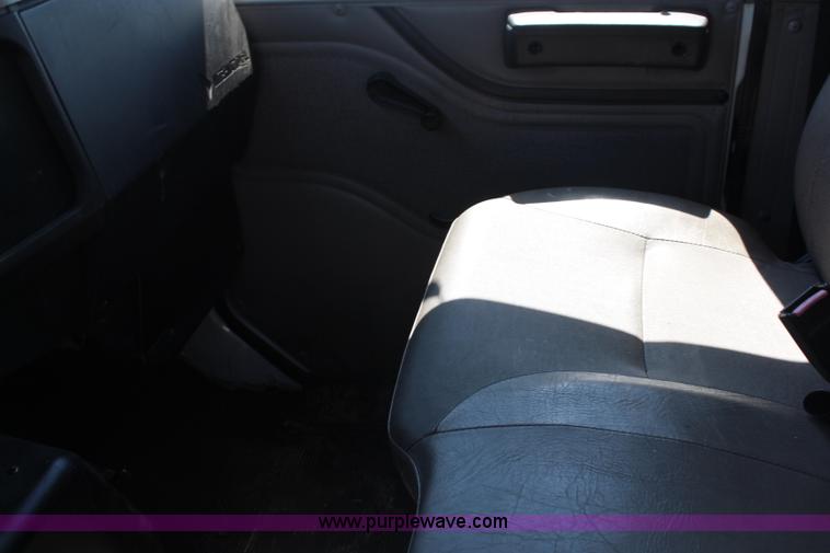 image for item H6631 2001 International 4700 box truck