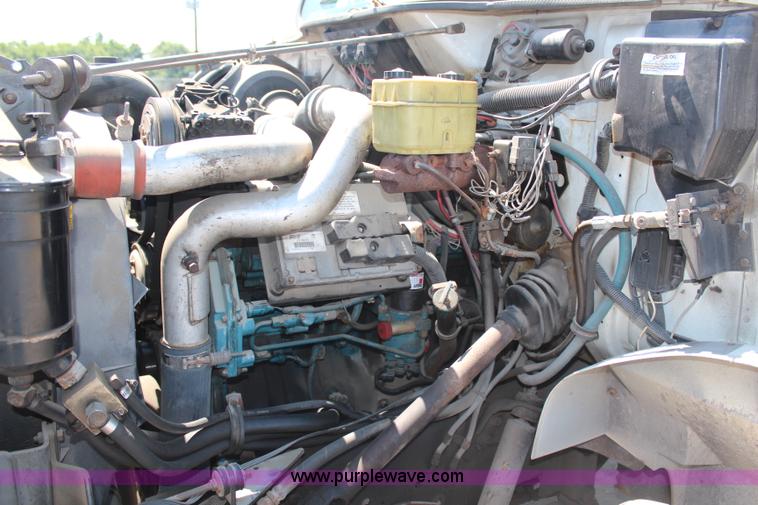 image for item H6631 2001 International 4700 box truck