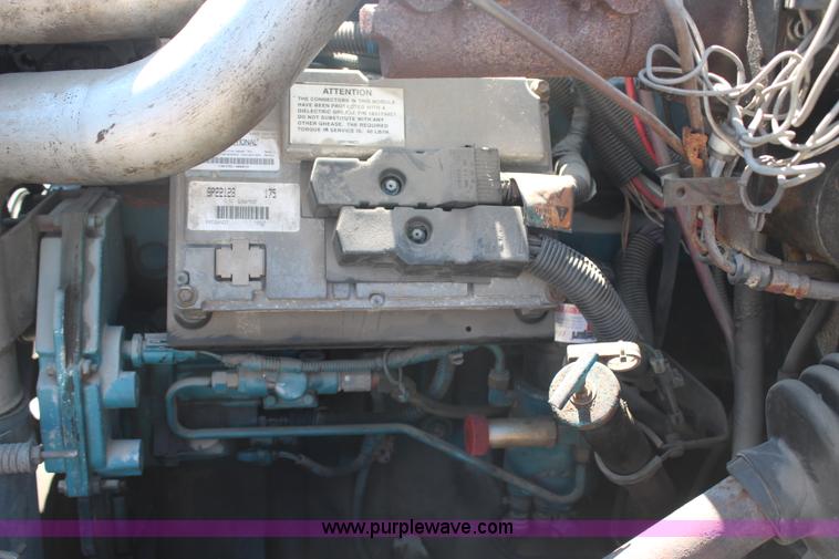 image for item H6631 2001 International 4700 box truck