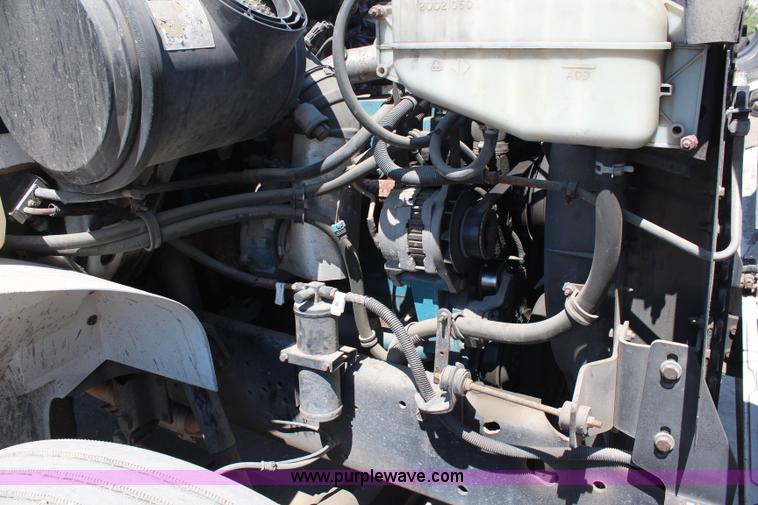 image for item H6631 2001 International 4700 box truck