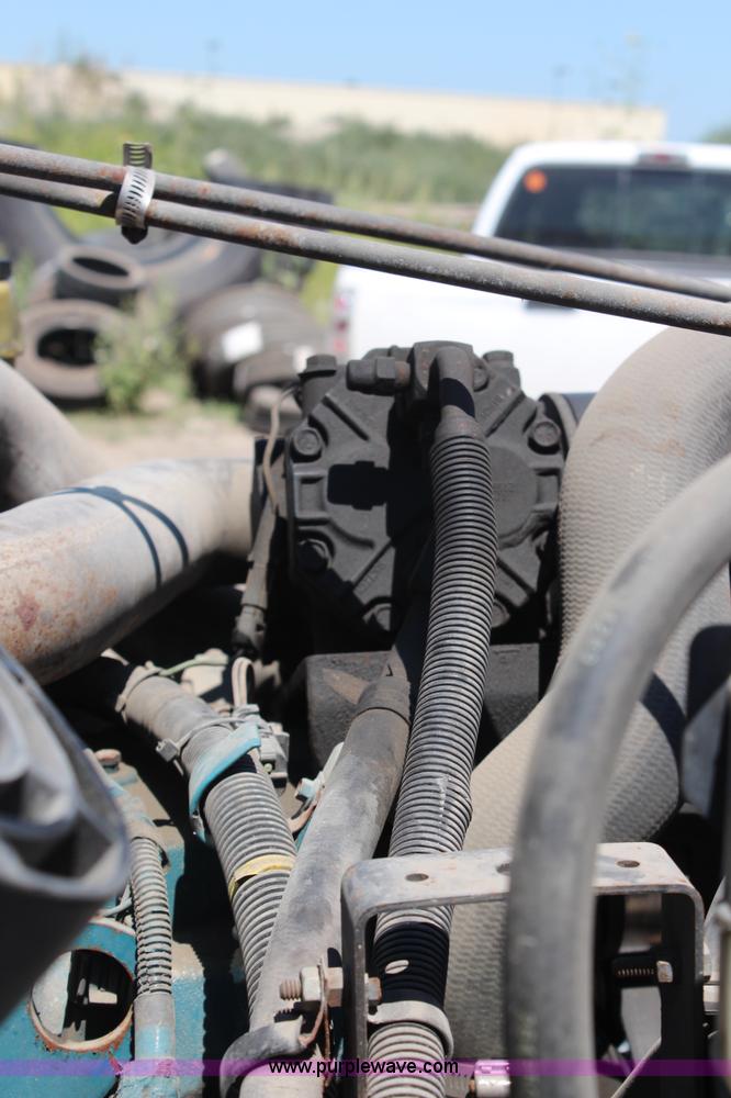 image for item H6631 2001 International 4700 box truck