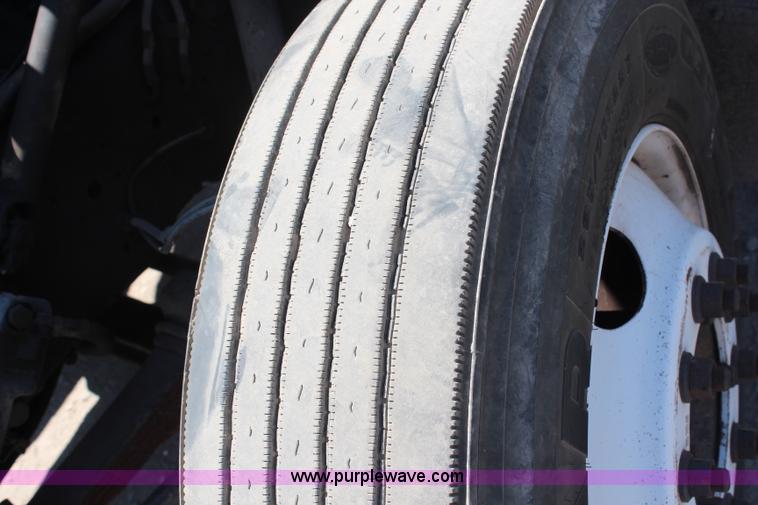 image for item H6631 2001 International 4700 box truck