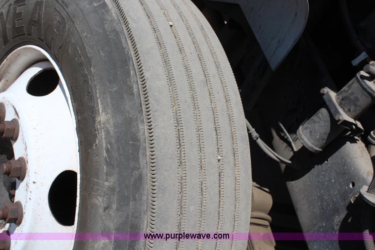 image for item H6631 2001 International 4700 box truck