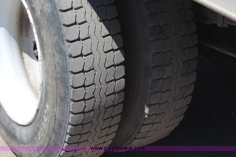 image for item H6631 2001 International 4700 box truck