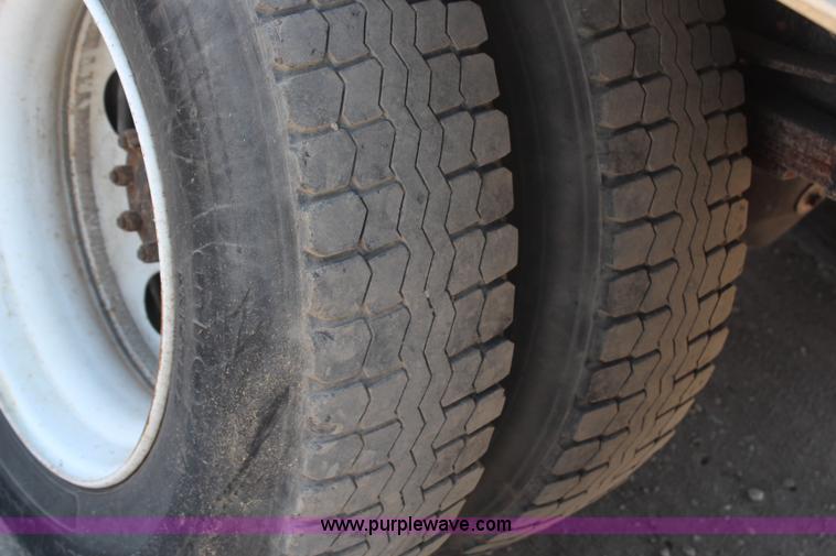 image for item H6631 2001 International 4700 box truck