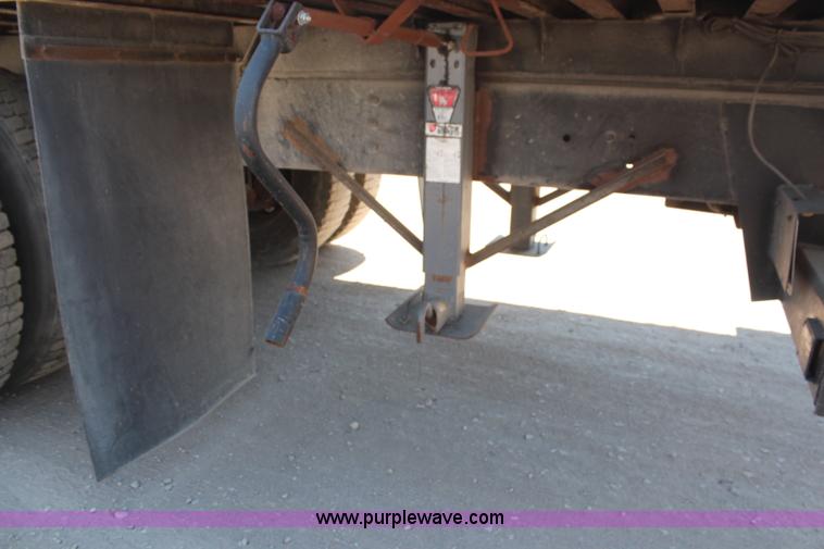 image for item H6631 2001 International 4700 box truck