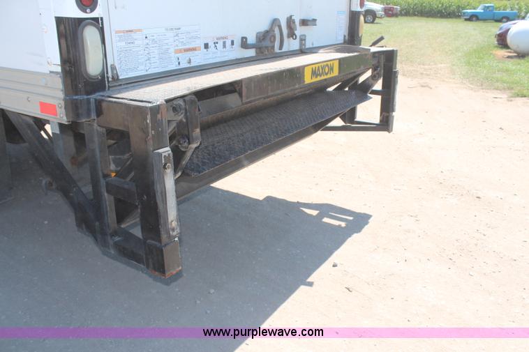 image for item H6631 2001 International 4700 box truck