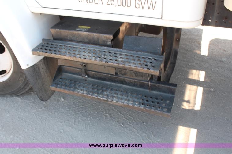 image for item H6631 2001 International 4700 box truck